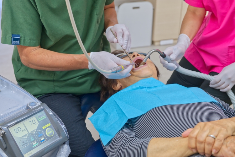 痛みの少ない治療　レーザー